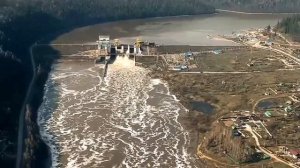 Сбрасывание воды на Павловской ГЭС.