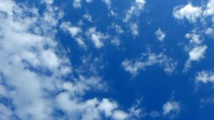 Футаж Облака Плывут по Небу. Белые Облака Плывут по Синему Небу. Видеофутажи Футажи для видеомонтаж