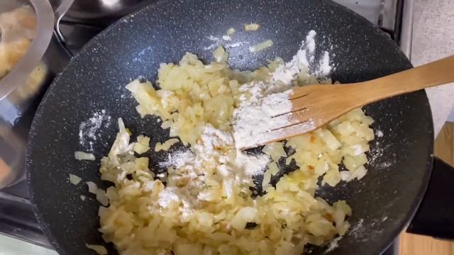 На ужин: курица в сметанно-сливочном соусе, спагетти с сыром и домашняя колбаска в духовке. Миим… смотреть онлайн