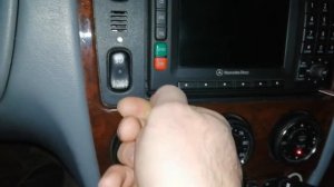 Снятие магнитолы мерседес мл w163 рестайлинг без спец ключа.