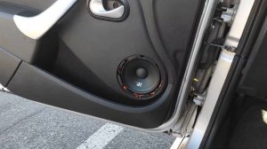 Замена  динамиков в Renault Sandero на DL Audio Gryphon Pro Midbass 165