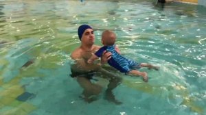 CHILD WITH DAD IN SWIMMING IN THE POOL- ГРУДНИЧКОВОЕ ПЛАВАНИЕ В БАССЕЙНЕ