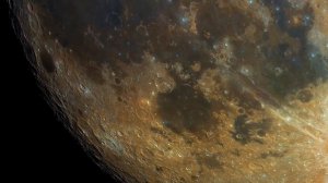 Не черно белая Луна