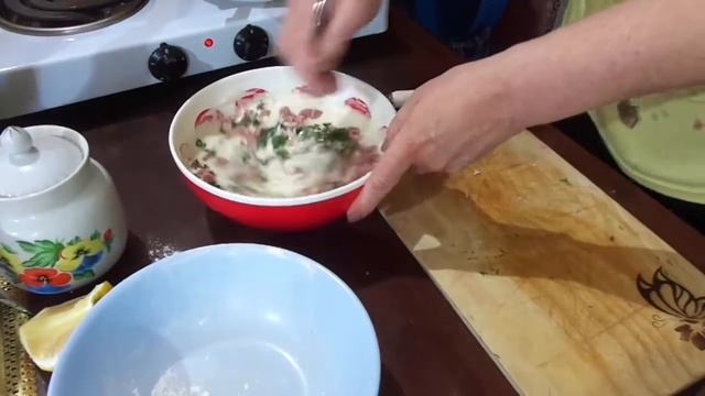 Ну Очень ЛЕНИВЫЕ пирожки ОЛАДЬИ с колбасой и зеленью/Сытный завтрак за 10 минут!!Домашняя кухня ССС смотреть онлайн