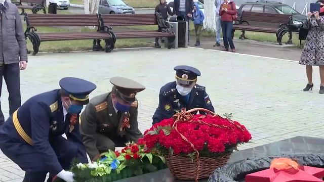 Возложение гирлянд к памятнику Погодаева