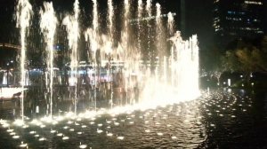 Танцующий фонтан около Бурдж-Халифа, Дубай, ОАЭ