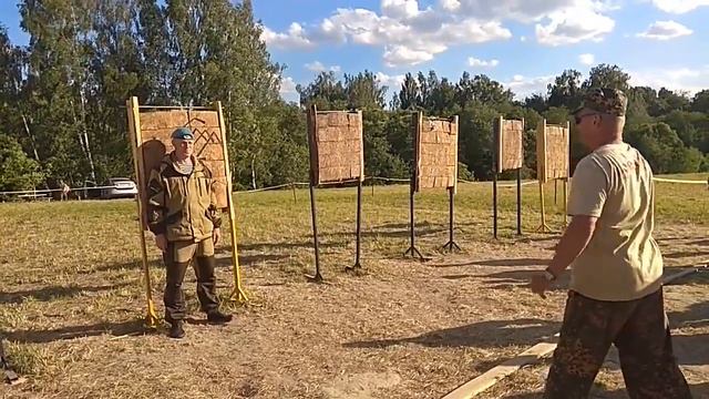 Экстремальное метание ножей  Вятич в исполнении Юрия Соломаткина. Не пытайтесь повторить!!!