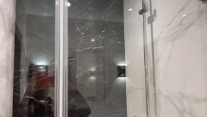 Душевая ниша с перегородкой из стекла на заказ. Дизайн ванной комнаты в квартире. Москва.