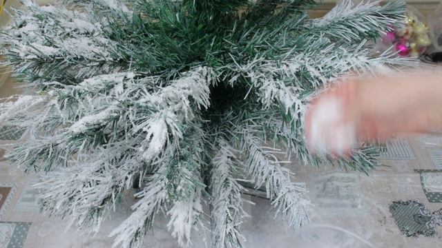 Как сделать заснеженную ёлку из старой зеленой / Ёлка в снегу своими руками на Новый Год 2021