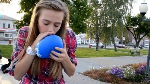 В моём мире живут только пони, они питаются радугой и какают бабочками:D
