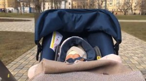 Первая прогулка с новорожденным / Как гулять с младенцем? / Малыш на прогулке в парке с папой весно