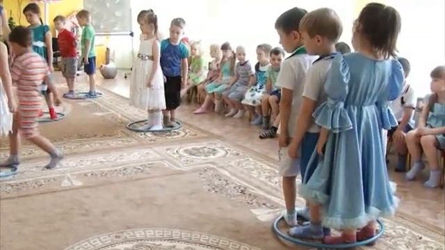 Выпустить в небо белых голубей смотреть онлайн