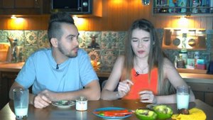 8 способов избавиться от острой пищи / Челлендж с перцем / Как убрать жжение от перца чили?