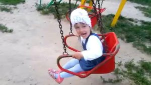 Катание на качелях.