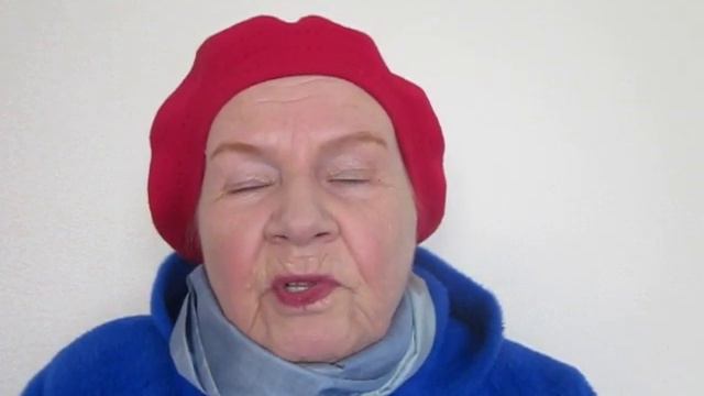 Мужчина заблокировал свой телефон от женщины.