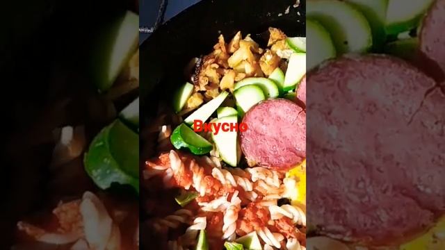 готовим вкусно  завтрак яйцо макароны колбаса и картошка ?.