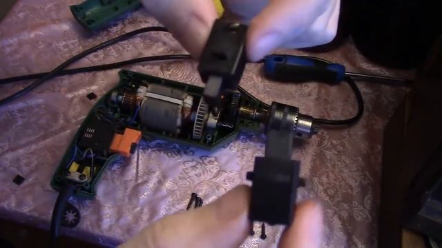 РЕМОНТ ЭЛЕКТРИЧЕСКОЙ ДРЕЛИ ЗАМЕНА ЩЕТОК ВЛОГ/ремонт щеток ремонт дрели своими руками щетка графитна смотреть онлайн