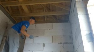 Перевязка блоков в дверном проеме и крепление их к стенам.