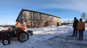 Расчистка снега минитрактором.