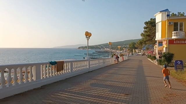 Дивноморское - пляж, море, набережная в сентябре.