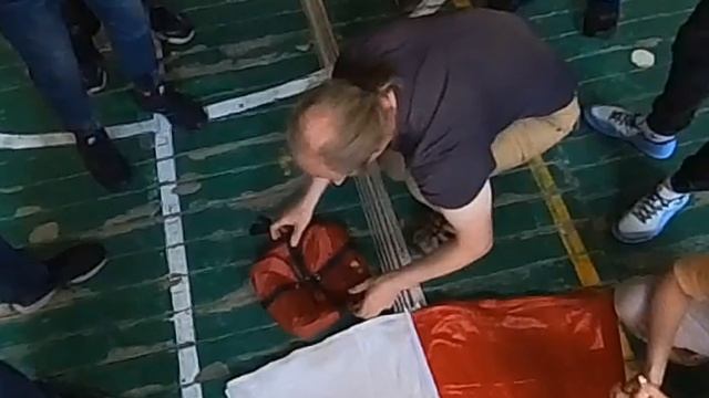 образцово показательная укладка запасного парашюта , инструктор Судаков Андрей