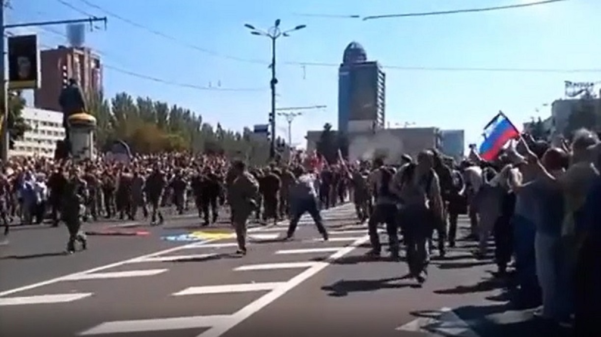 Пленные укронацисты 24.08.2014г. в Донецке.mp4