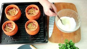 Жаркое из свинины с картошкой в горшочках.  Нарезали, перемешали и запекаем.
