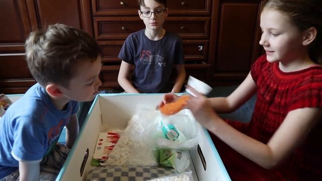 Анбоксинг "Собянинской коробки" - подарка для новорожденного от Правительства Москвы смотреть онлайн