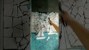 Ванная обложенная битой плиткой, мозаикой.
