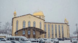 Снегопад возле центральной мечети в Яндаре 🕌🌨️