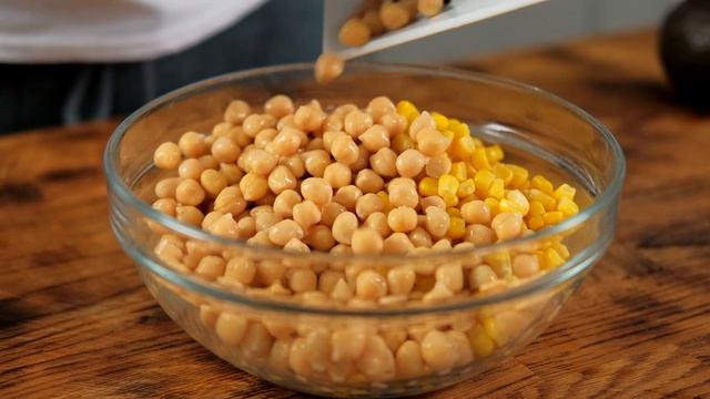 Обалденный Салат из Нута с авокадо, помидорами, кукурузой и сыром фета