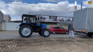 Беларус-82.1 вытаскивает из ямы провалившуюся фуру с тракторами МТЗ-82, МТЗ-892, МТЗ-1221