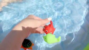 На море, надувной бассейн, яркие игрушки пищалки  Игры в воде  Игры с водой  На пляже  Часть 24