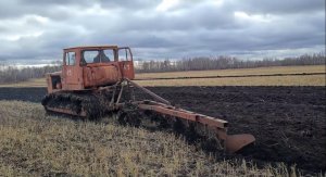 Тракторы Т-4 пашут поля! Soviet powerful T-4 tractors plow fields