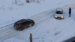 Машина Застряла под окном, наехавшая на 2 люка под снегом.