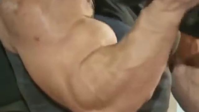 Денис Цыпленков. Самый большой бицеп России (60 см)!!!