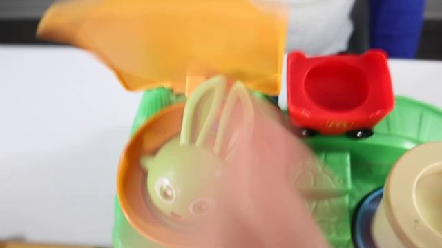 Sunny Bunnies Toys Play at McDonald's Playground смотреть онлайн