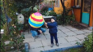 Разбиваем пиньяту Много сладостей Много сюрпризов We break the pinata Sweets  Surprises