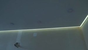 Натяжной потолок с контурной подсветкой по периметру