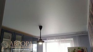 Матовый натяжной потолок с люстрой в кухне. Видеоотзыв