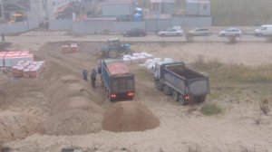 С самого утра когда ещё туман, Самосвалы высыпят песок по очереди.