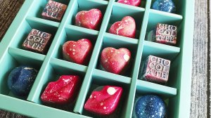 Красим форму для корпусных конфет без аэрографа "Алые Губы"