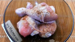 Жареные куриные голени с чесноком на сковороде