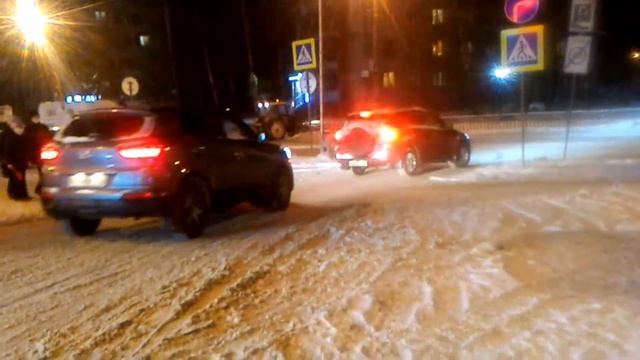 Чистка снега. Трактор МТЗ-82 с коммунальным отвалом и с коммунальной щеткой смотреть онлайн