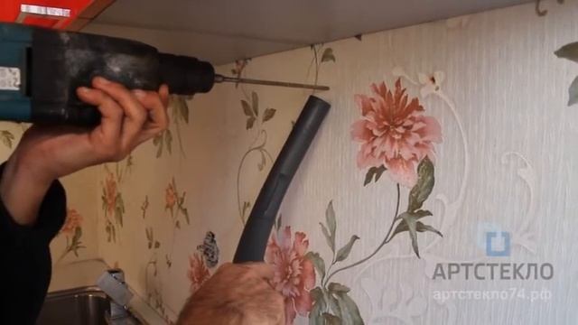 Монтаж фартука из стекла АртСтекло