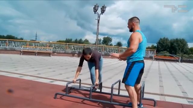 КАК НАУЧИТЬСЯ СТОЯТЬ НА РУКАХ смотреть онлайн