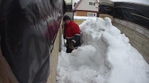 Очередной рабочий выходной. Снова убираю снег.