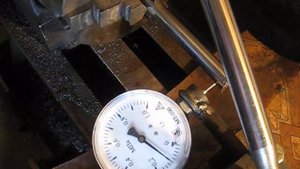 ХАЛЯВНЫЙ ИНДИКАТОР часового типа для токарного станка  из манометра своими руками.