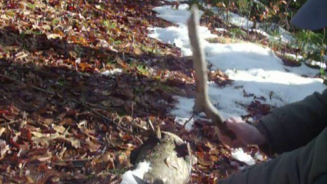 делаю щепки для костра топором и авторским ножом смотреть онлайн