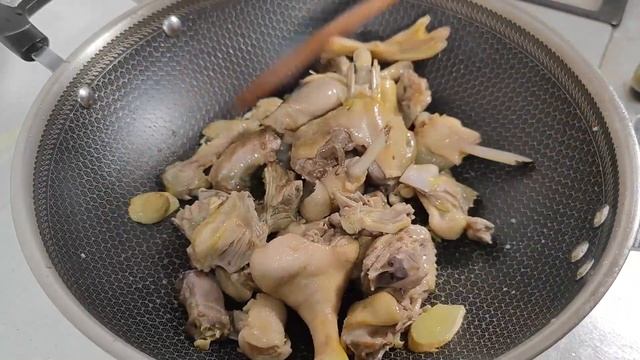 国民菜“啤酒鸭”的两种特别详细做法，有家常版的配方，也有酒店版本的配方。零基础也能学会。啤酒鸭想要做的好吃，要注意四个关键点。鸭子如何处理？哪些地方要去除？鸭子如何焯水？什么时候加啤酒？鸭子要炖多久 смотреть онлайн